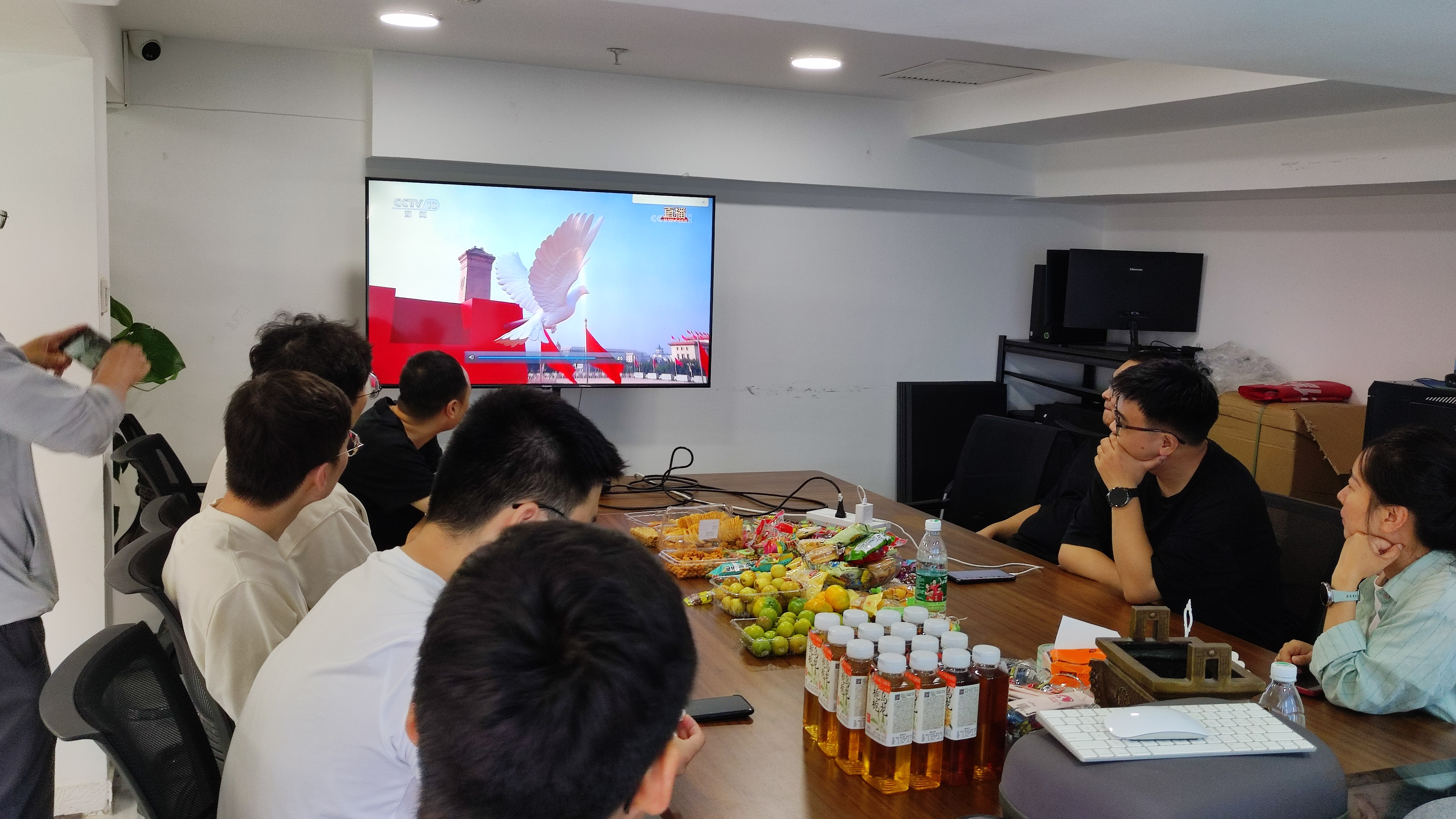 銘記歷史，開創未來 —— 利君成組織員工觀看抗戰勝利 80 周年慶典